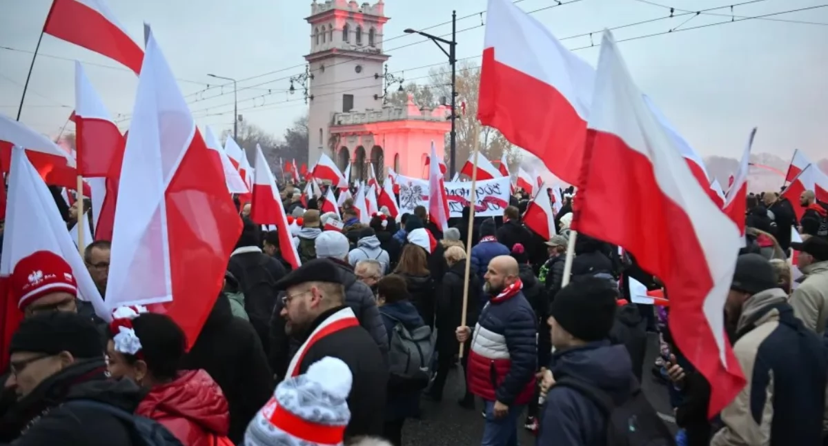 Tłumy na ulicach Warszawy. Na rondzie Dmowskiego gromadzą się uczestnicy Marszu Niepodległości