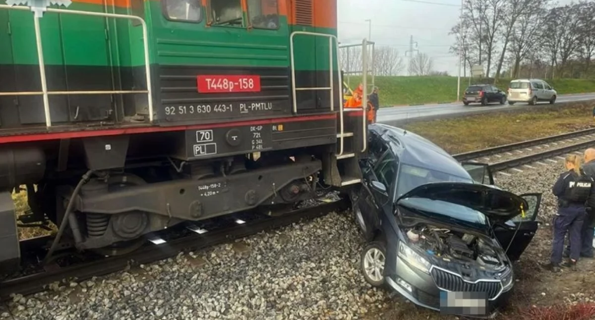 Wjechał pod lokomotywę na czerwonym świetle