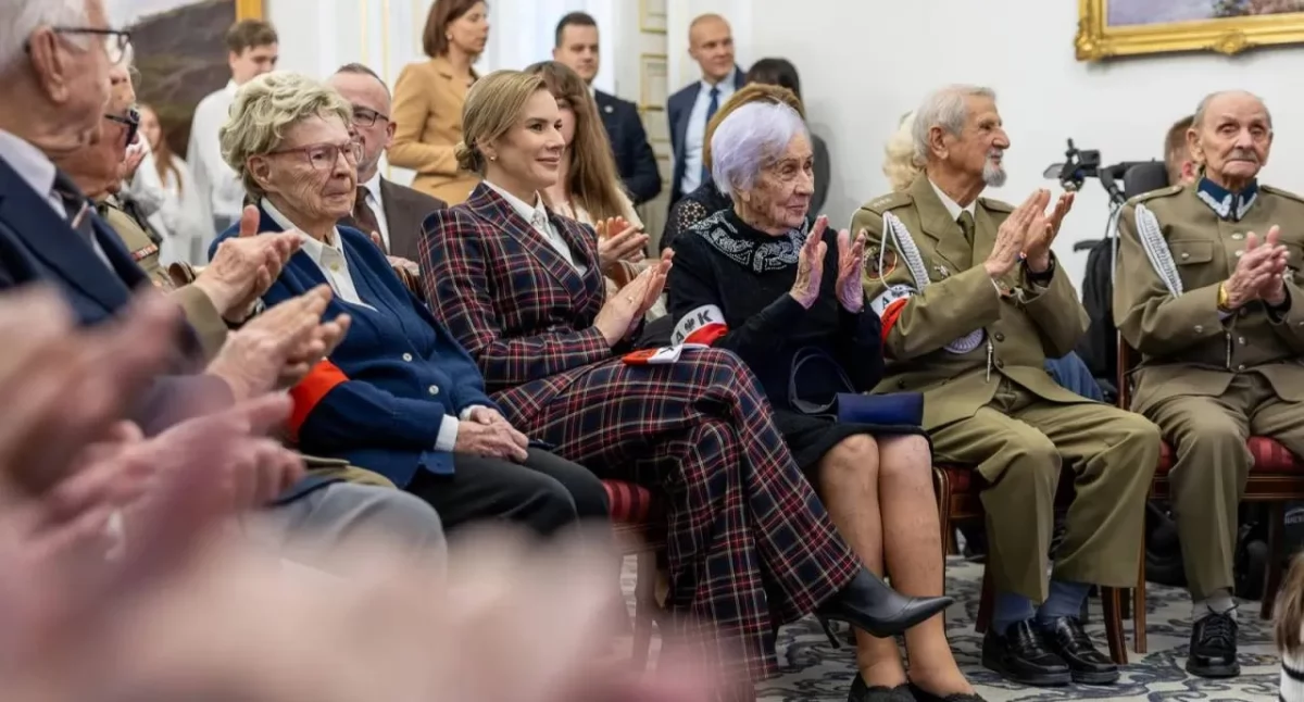 Pierwsza Dama łączy pokolenia: Powstańcy Warszawscy i młodzież przy świątecznych dekoracjach