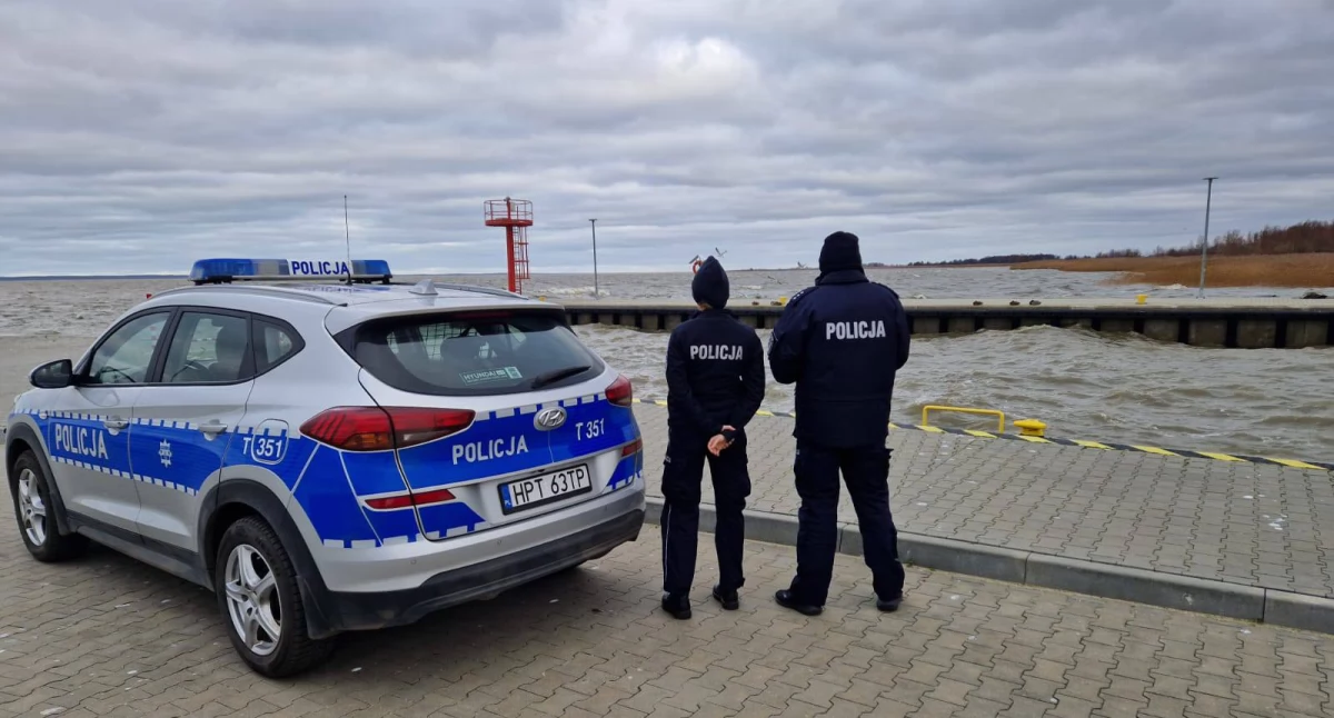 Zalew wchodzi do miasta. Strażacy bronią Fromborka