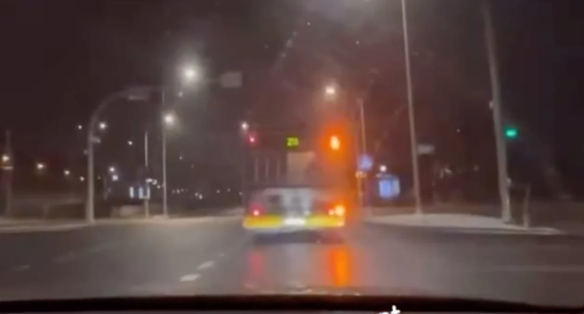 [WIDEO] Podróż na dachu autobusu nocnego
