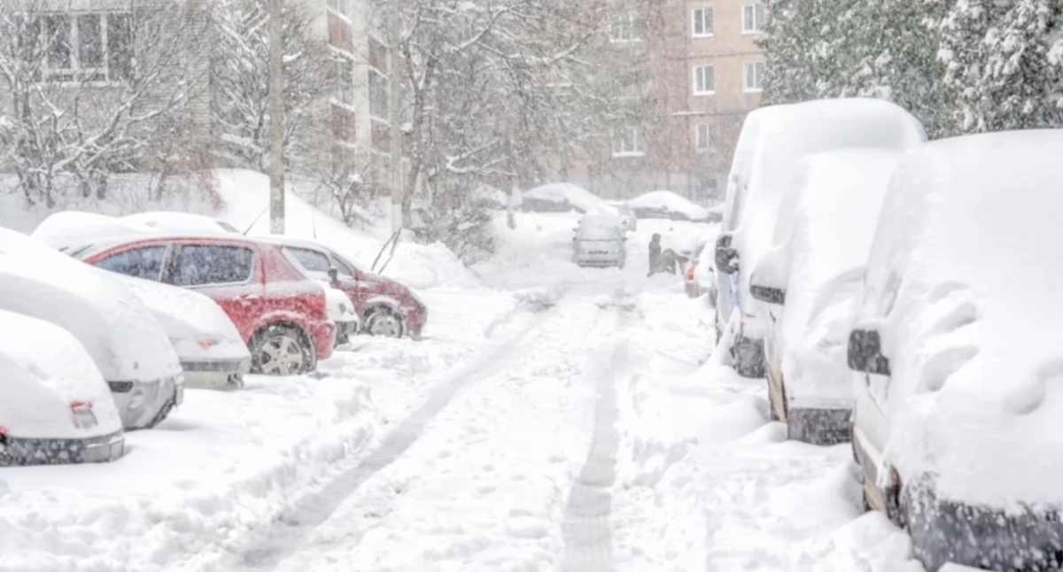Zamknięte szkoły, karetki uwięzione w zaspach. Gdzie sytuacja jest najtrudniejsza?