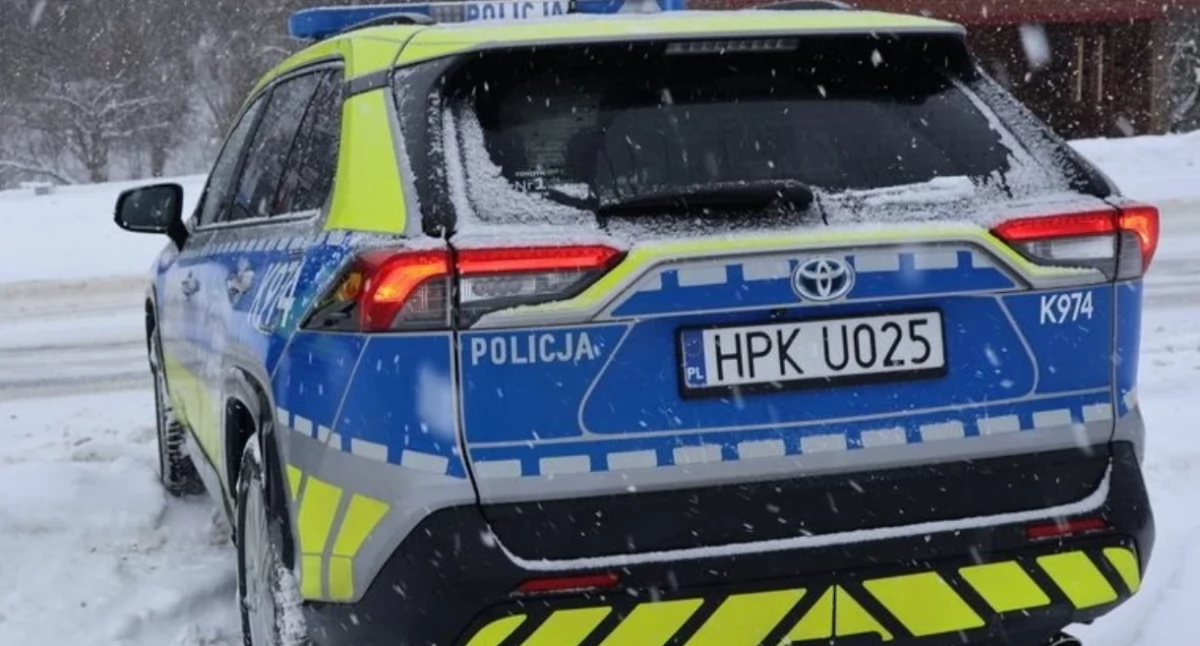 Pijany nastolatek w śnieżnej zaspie. Patrol zdążył w ostatniej chwili