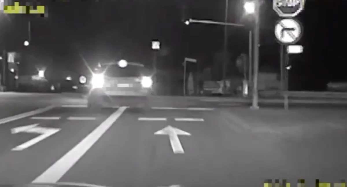 Uciekając przed policją, wyrzucił z auta sejf pełen pieniędzy