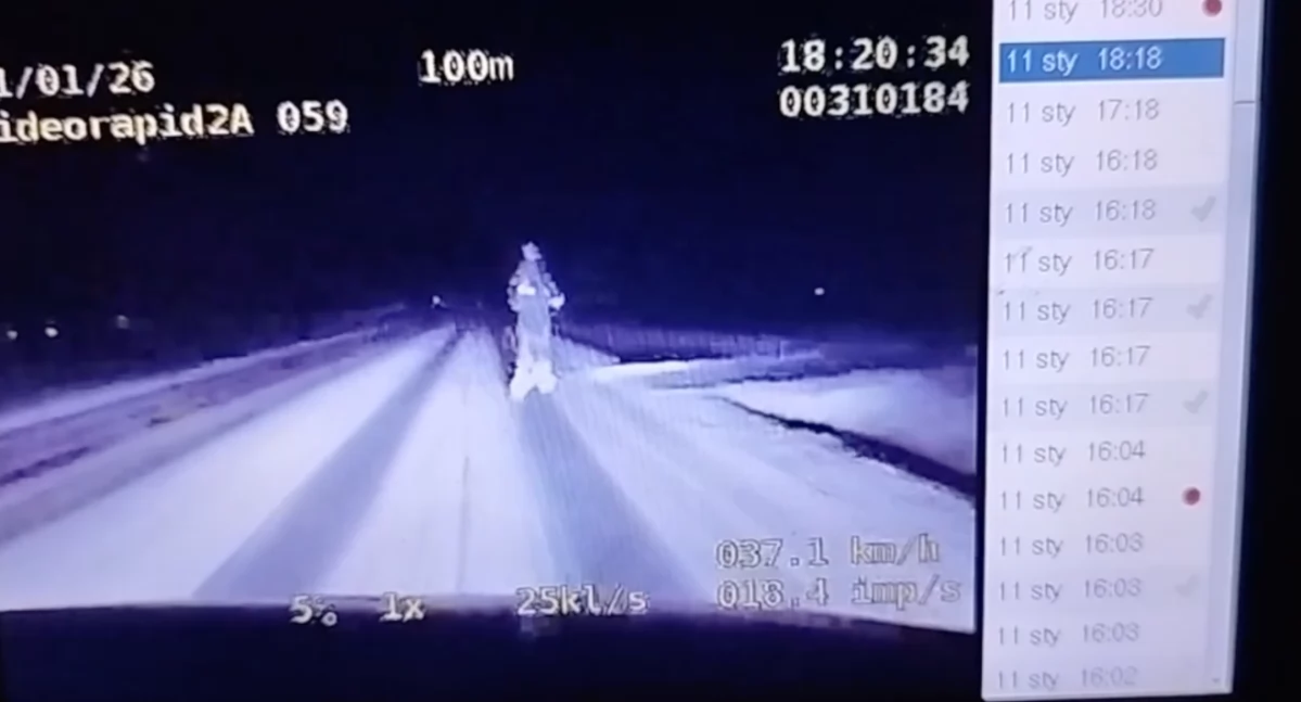 Hulajnogą w śnieżycy. Nastolatkowie wieźli komputer w walizce