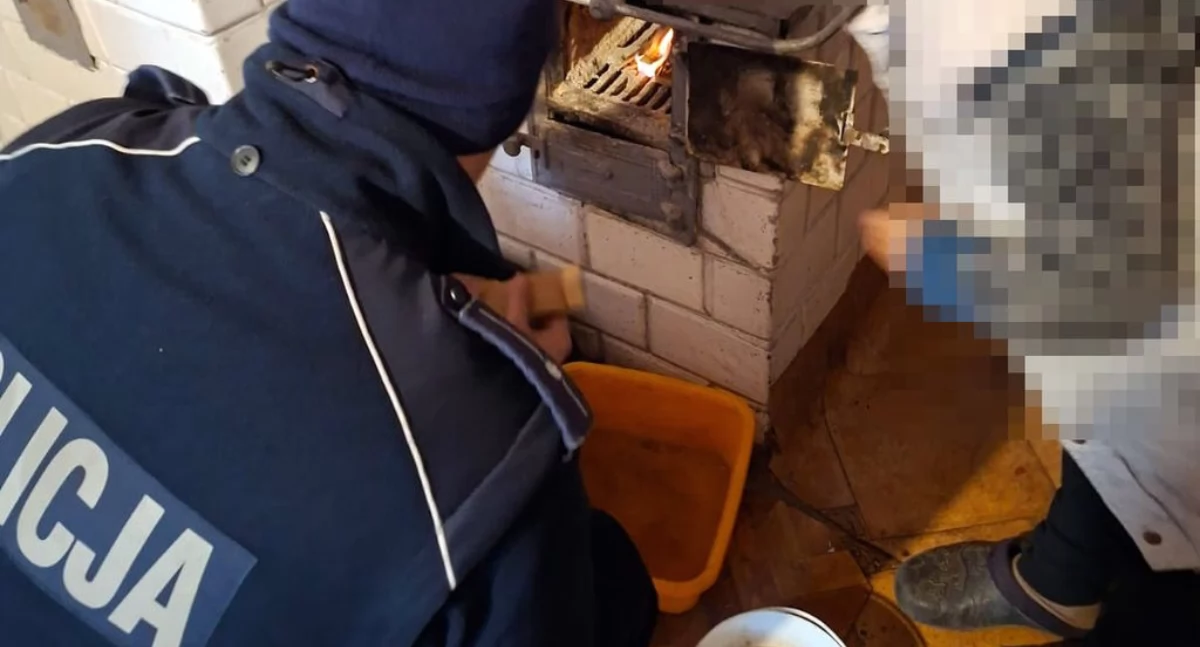 Seniorka grzała się od psa. Policjanci zastali w domu zimno i pijanego syna