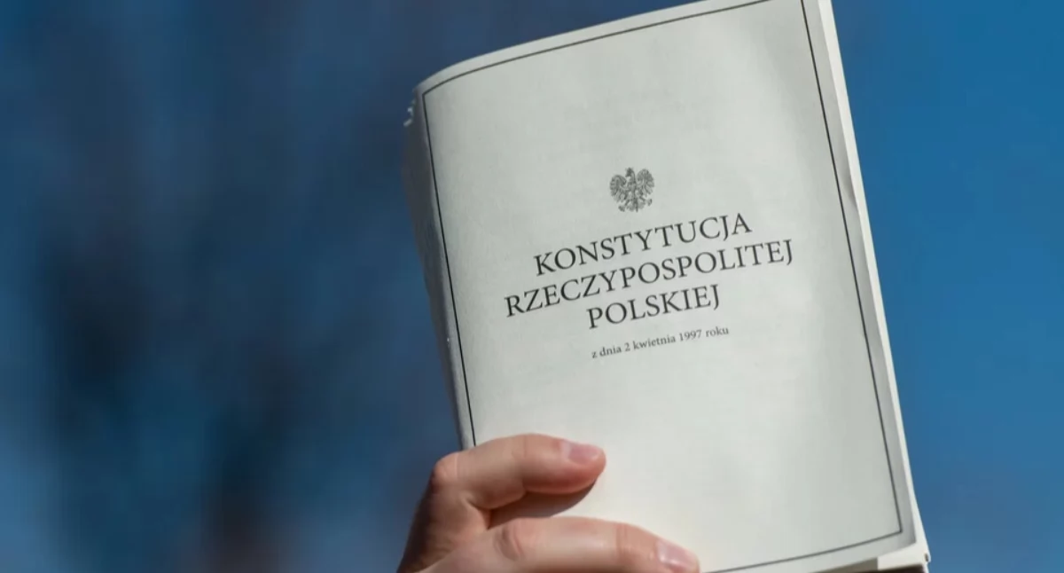 Konstytucjonaliści studzą emocje