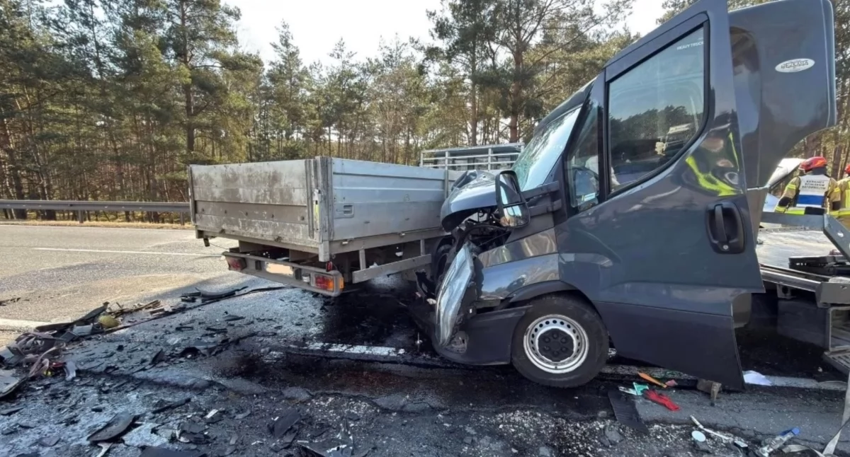Groźny karambol na DK10  – śmigłowiec LPR na miejscu wypadku!