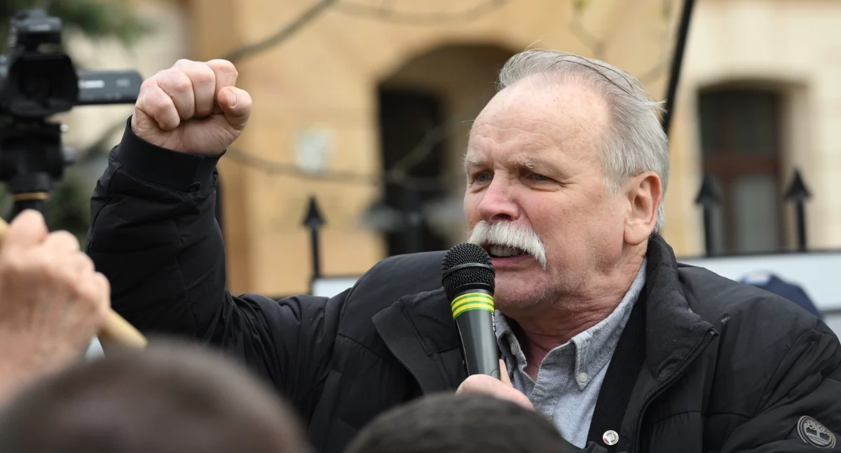 Napięcie pod Trybunałem sięga zenitu. Sędziowie wchodzą, tłum wrze