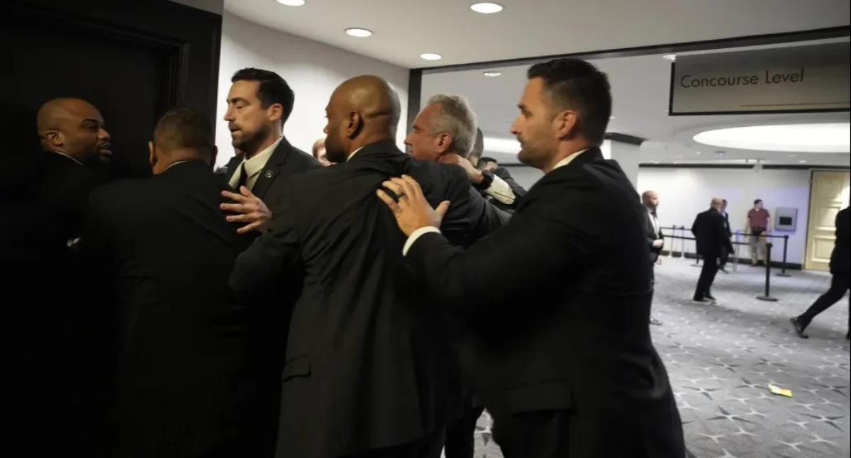 Strzały w lobby hotelowym. Prezydent ewakuowany