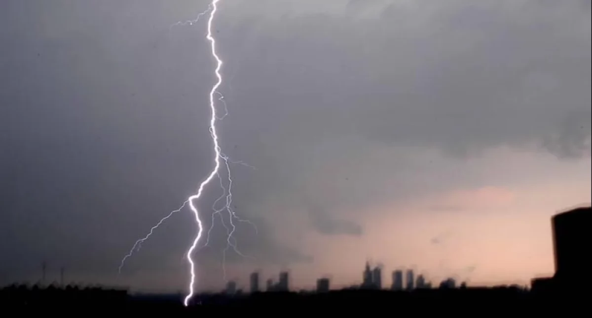 Pogoda nad Polską pod presją frontów. Burze, wiatr i duże kontrasty temperatur