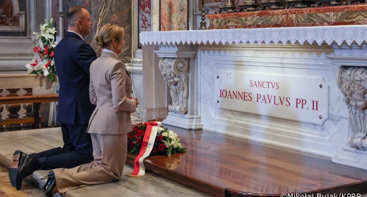 Para prezydencka oddała hołd Janowi Pawłowi II. Wzruszające sceny w Watykanie