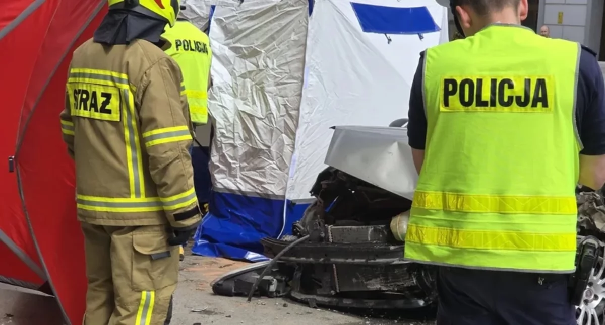 Fiat uderzył w ścianę budynku. Nie żyje 73-letnia pasażerka