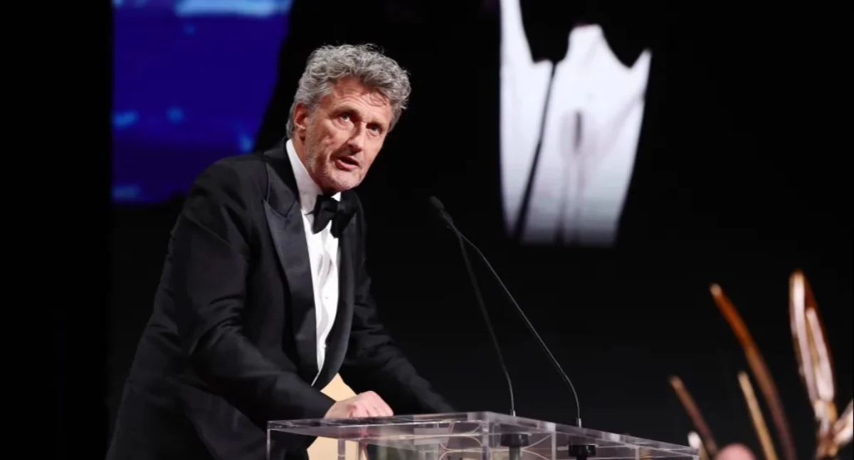 Paweł Pawlikowski ze statuetką w Cannes