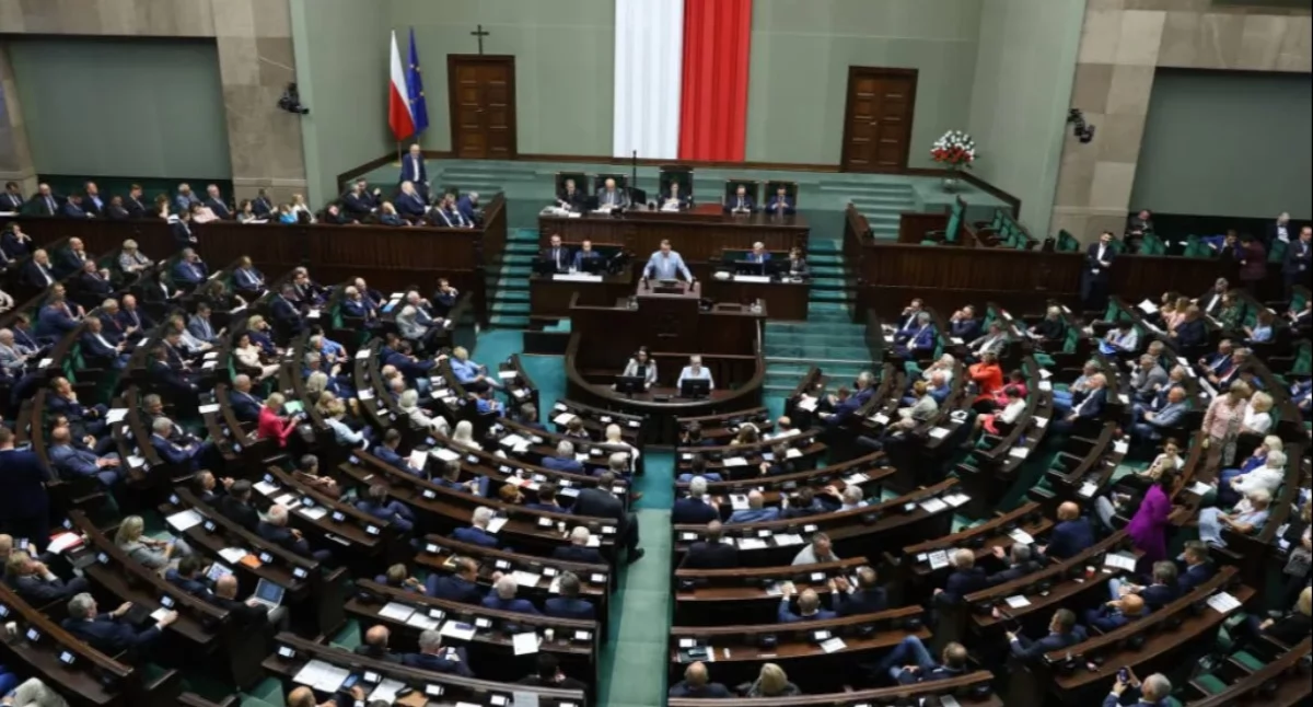 Nowy sondaż wywraca polityczne nastroje. KO traci, Konfederacja rośnie w siłę