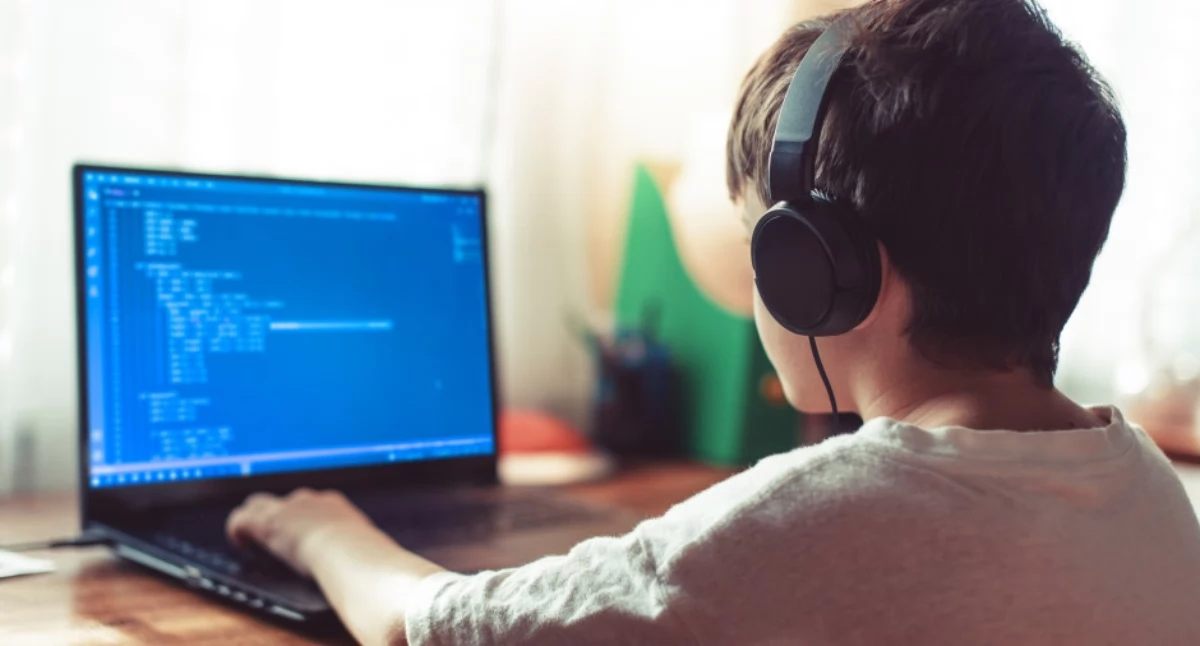 „Sprzedawane” dzieci w sieci. Nowa, brutalna forma cyberprzemocy wśród nastolatków