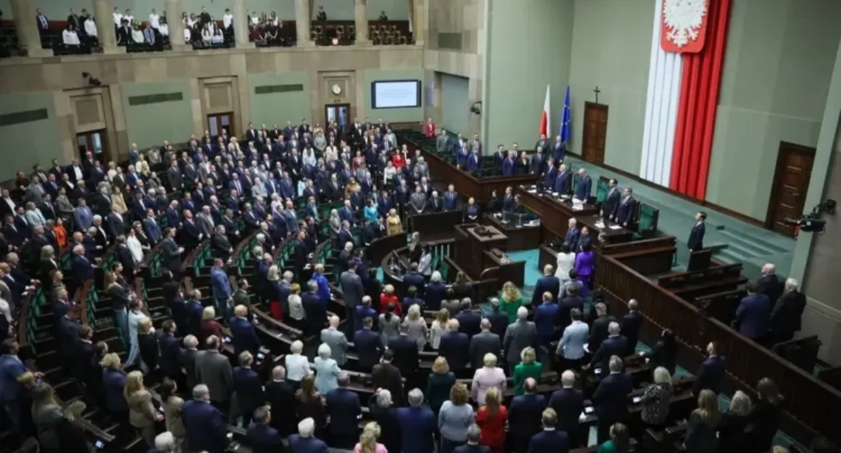 Nowy sondaż miesza na scenie politycznej. Różnice na szczycie coraz mniejsze