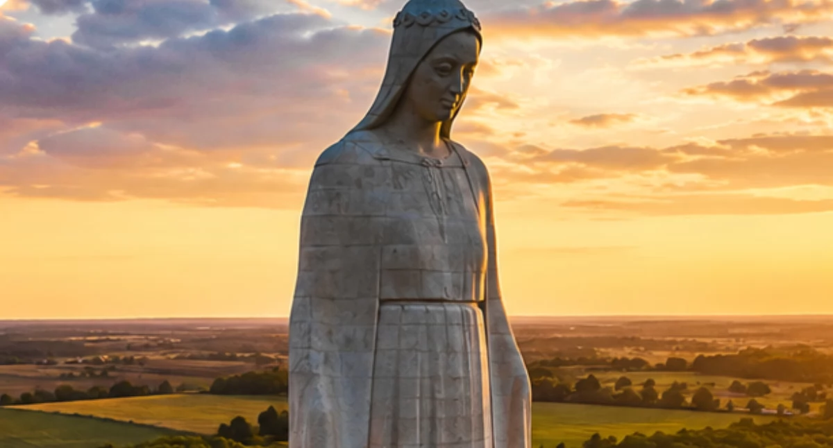 Już za chwilę odsłonią gigantyczną figurę Matki Bożej. Wiadomo, co czeka pielgrzymów