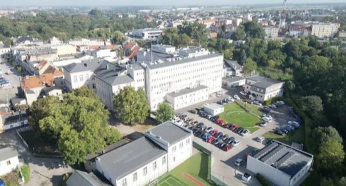 Zajrzał do tabeli wynagrodzeń i pokazał liczby. Tyle zarabiali lekarze w szpitalu