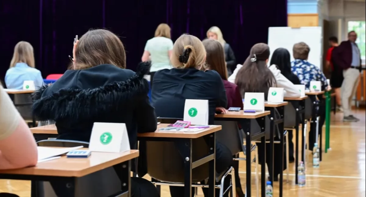 Kilkunastu uczniów unieważnionych za telefony na egzaminie z matematyki