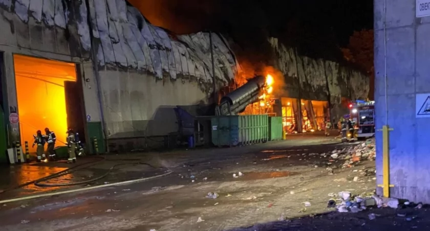 Pożar hali sortowni odpadów w Elblągu