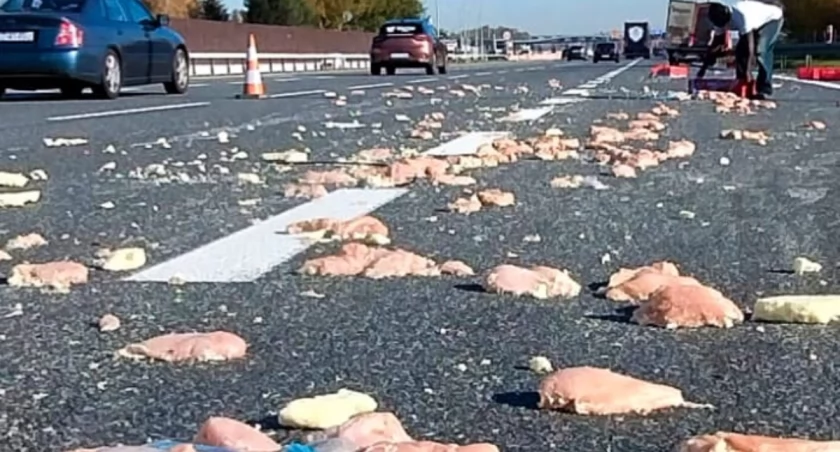 Mrożone mięso na jezdni. Nietypowa kolizja na autostradzie 