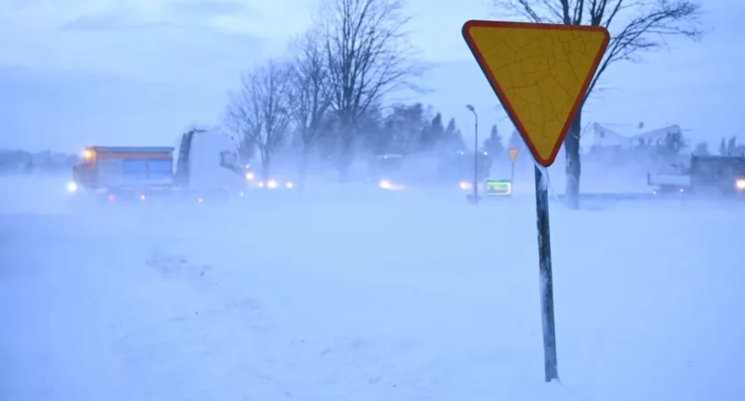 Alert RCB przed śniegiem. Uwaga na drogi i chodniki