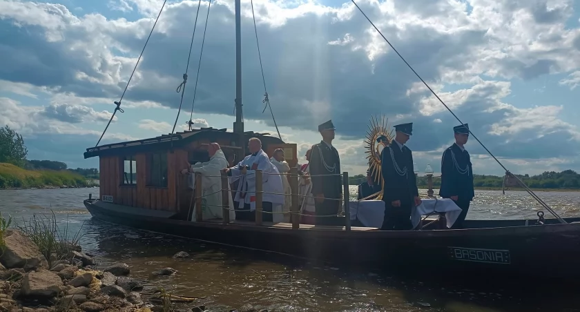 Jedyna taka procesja na Wiśle. Zdjęcie Sanktuarium Matki Bożej Radosnej Opiekunki Przyrody w Secyminie-Nowinach (Facebook)