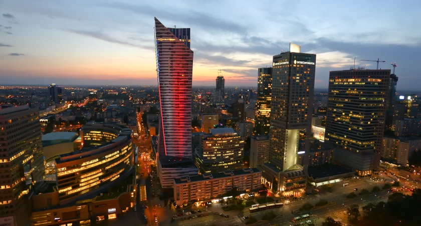 Warszawa nocą/fot. Freepik 