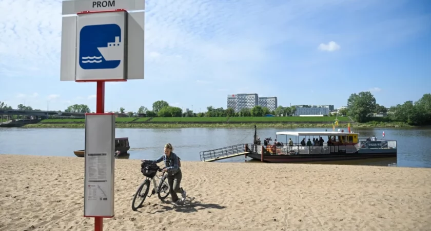fot Warszawski prom przy plaży na Saskiej Kępie, fot. PAP/Marcin Obara 