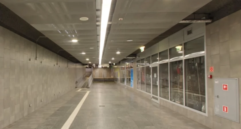 Przejście podziemne pomiędzy stacją a metrem