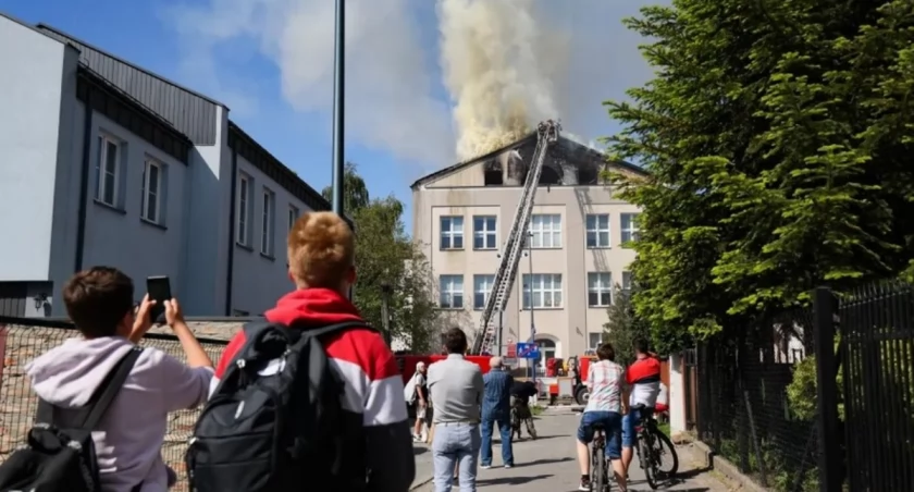  Pożar dachu liceum w Grodzisku Mazowieckim, fot. PAP/Paweł Supernak 