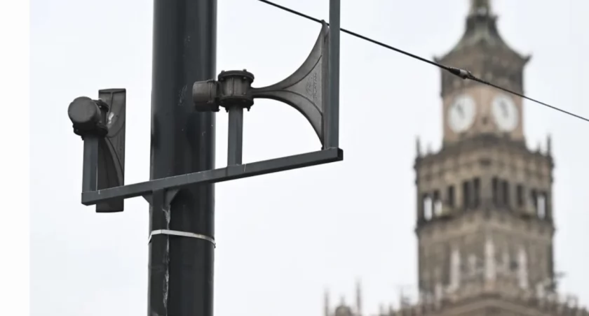  Syreny alarmowe w centrum Warszawy, fot. PAP/Radek Pietruszka 