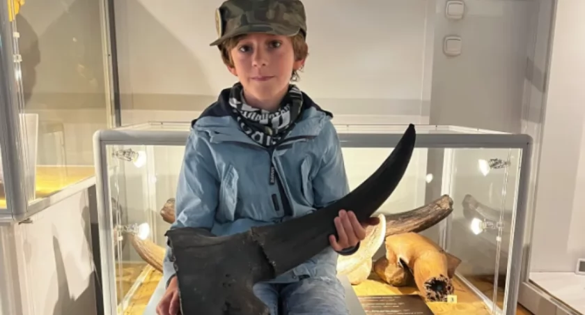 Marcel i jego znalezisko Fot. Facebook/Muzeum Ziemi w Warszawie 