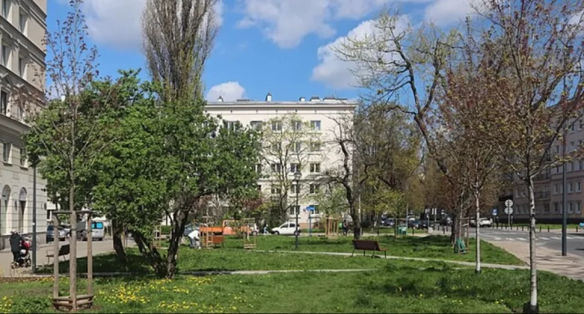 Skwer Józefa Rotblata u zbiegu ulic Smoczej i Nowolipki w Warszawie. Fot. domena publiczna/WikiCommons 