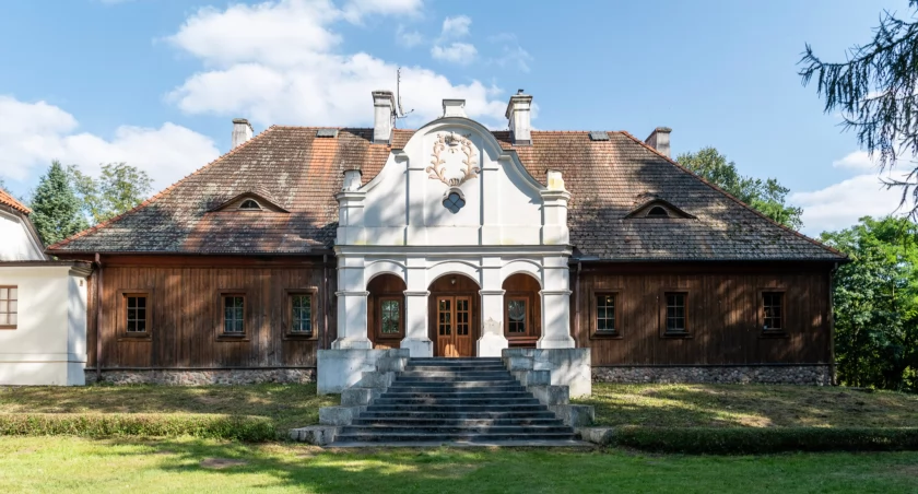 Dwór w Paplinie (Bartosz Bartosiński) (mazovia.pl)