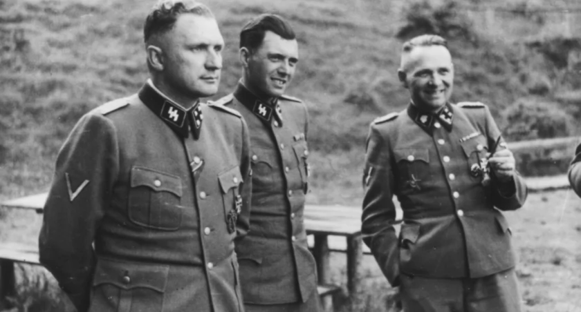 Josef Mengele między komendantem Richardem Baersem (L) i Rudolfem Hößem w Auschwitz, 1944 r. //de.wikipedia