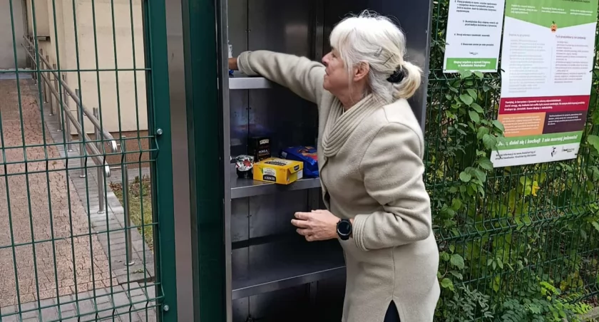 UM Warszawa. Zrób tak jak Pani ze zdjęcia i podziel się jedzeniem z innymi.