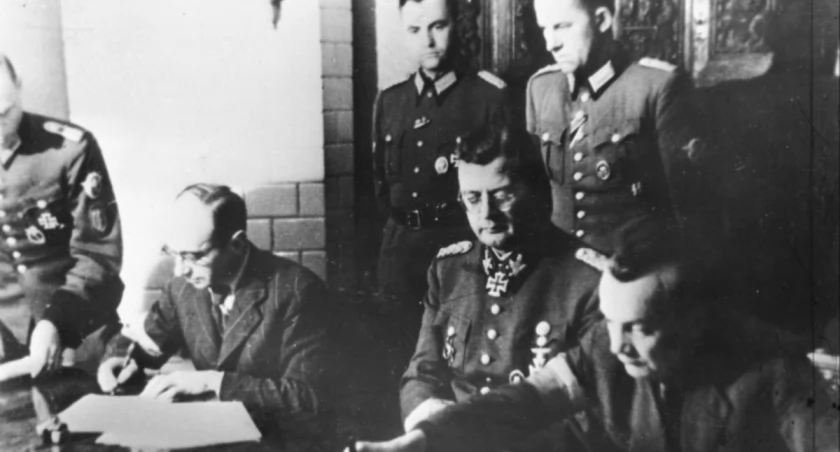 Podpisanie aktu kapitulacji Powstania Warszawskiego. Fot. PAP/reprodukcja