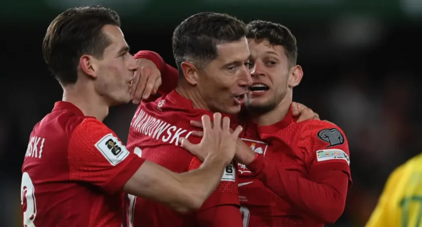  Jakub Kamiński (L), Robert Lewandowski (C) i Sebastian Szymański (P) Fot. PAP/Piotr Nowak 