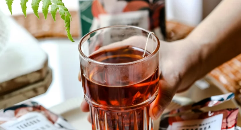 TeaCora Rooibos on Unsplash (zdj. jedynie ilustracyjne herbaty owocowej)