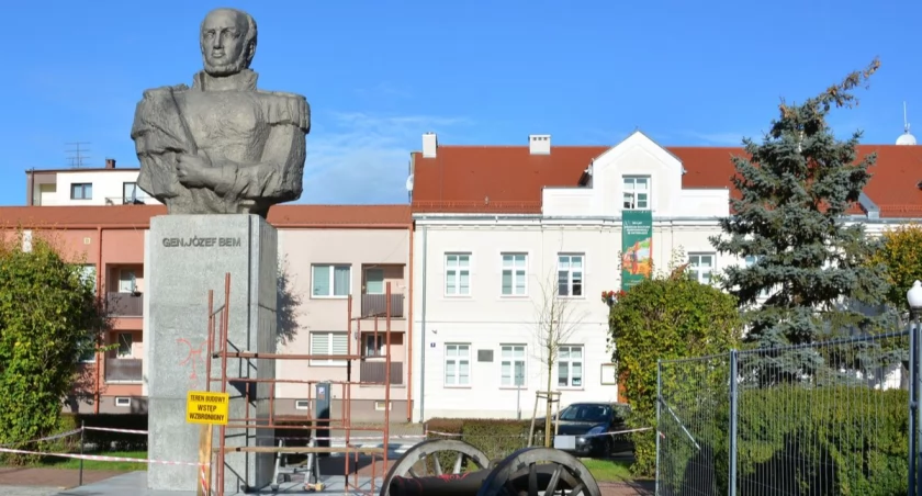 Ostrołęccy policjanci zatrzymali podejrzewanego o pomalowanie zabytku / fot. KMP Ostrołęka