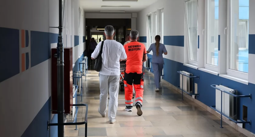 PAP personel na korytarzu - zdj. ikustracyjne