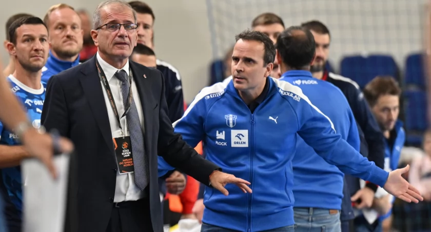 Trener Orlen Wisły Płock Xavier Sabate (C-P) i delegat Światowej i Europejskiej Federacji Piłki Ręcznej Marek Góralczyk (C-L) podczas meczu Ekstraklasy piłkarzy ręcznych z Industrią Kielce