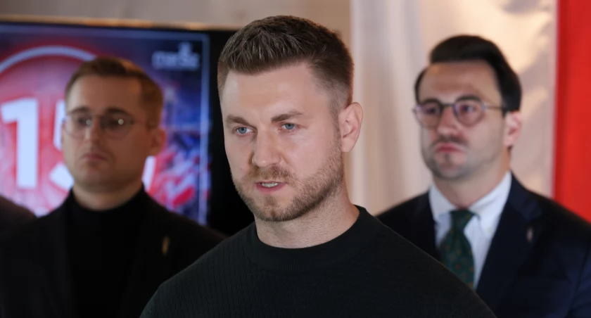 PAP Prezes Stowarzyszenia Marsz Niepodległości Bartosz Malewski (P), szef sztabu organizacyjnego Marszu Niepodległości Marcin Osowski (L) i przedstawiciel Oddolnego Ogólnopolskiego Protestu Rolników Krzysztof Olejnik (C) podczas konferencji prasowej Stowarzyszenia 