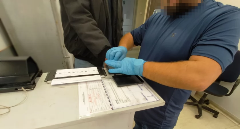Policjant wykonuje daktyloskopię/fot. policji