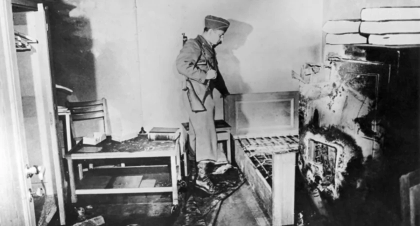 Amerykański żołnierz w bunkrze Hitlera na terenie Kancelarii Rzeszy w Berlinie - 1945 r. Fot. PAP/DPA 
