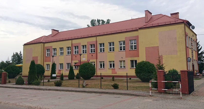 Szkoła w Olszewce / fot. wikipedia/ Autorstwa Maria Weronika Kmoch - Praca własna, CC BY-SA 4.0