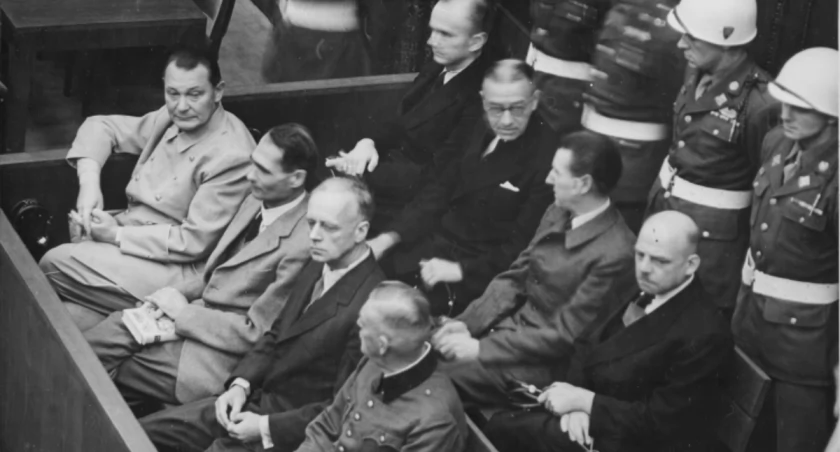 Główni oskarżeni w procesie w Nornyberdze. Pierwszy rząd, od lewej: Göring, Heß, von Ribbentrop, Keitel. Za nmi: Dönitz, Raeder, von Schirach und Sauckel./de.wikipedia