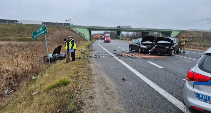 Miejce zdarzenia drogowego z udziałem trzech pojazdów- Lucynów / fot. Mazowiecka Policja